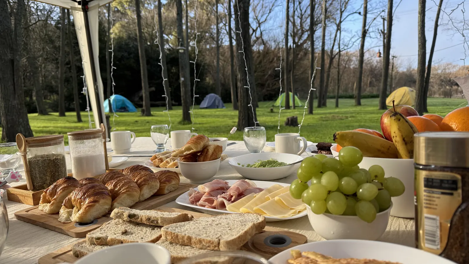 Desayuno servido al aire libre en el campamento